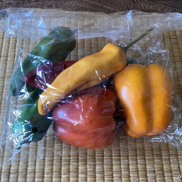 🆕ARTIFICIAL PEPPER BUNDLE: VARIOUS - Picture 3 of 3